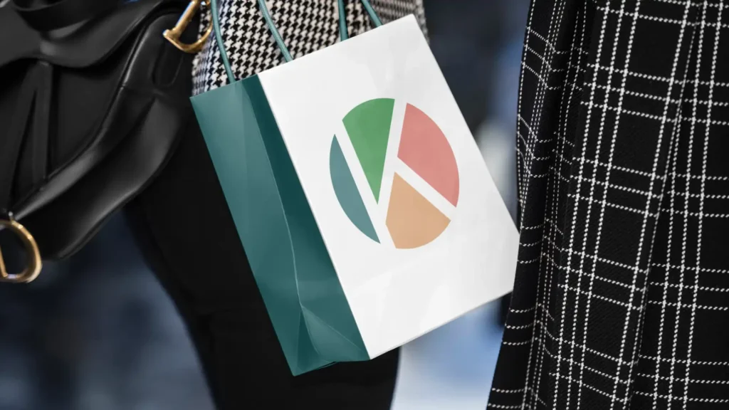 Kundin trägt Einkaufstasche mit Erotikshop-Branding