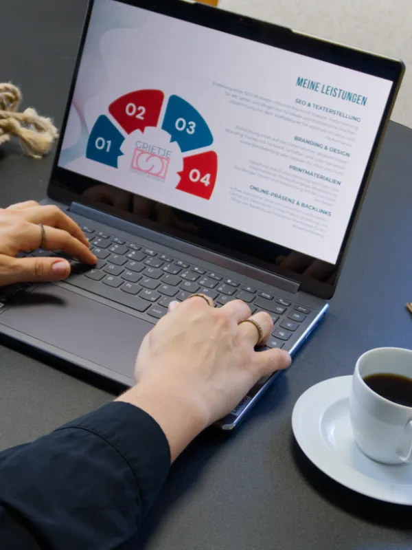 Laptop zeigt Übersicht der Beratungsleistungen für Erotikshops