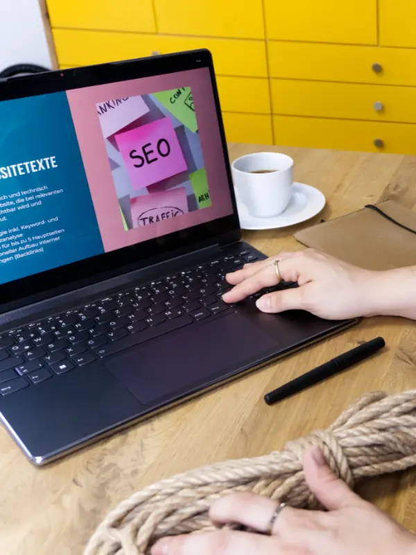 Laptop-Bildschirm zeigt Notizzettel zu SEO, Content und Ranking