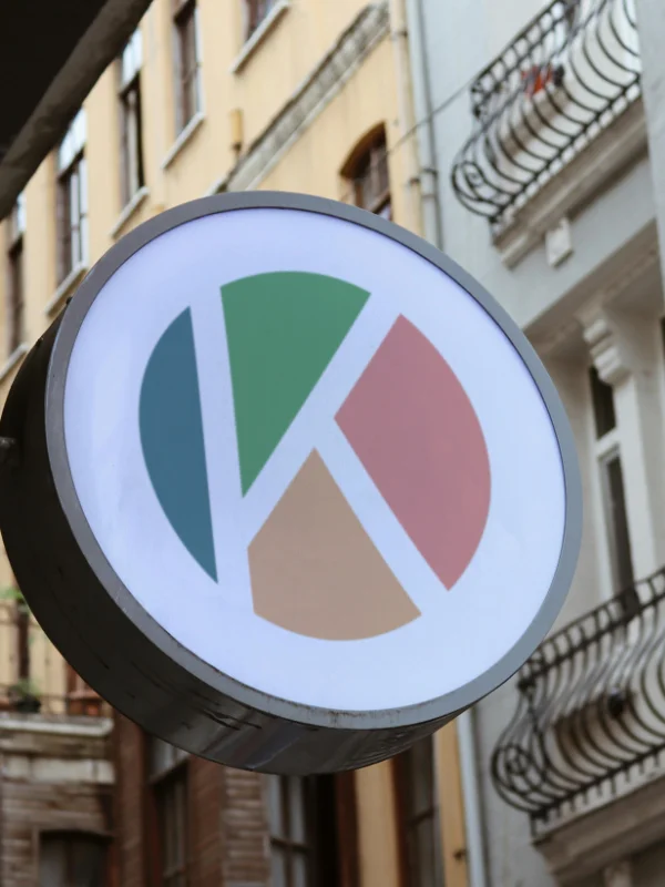 Rundes Straßenschild weist auf einen Erotikshop hin