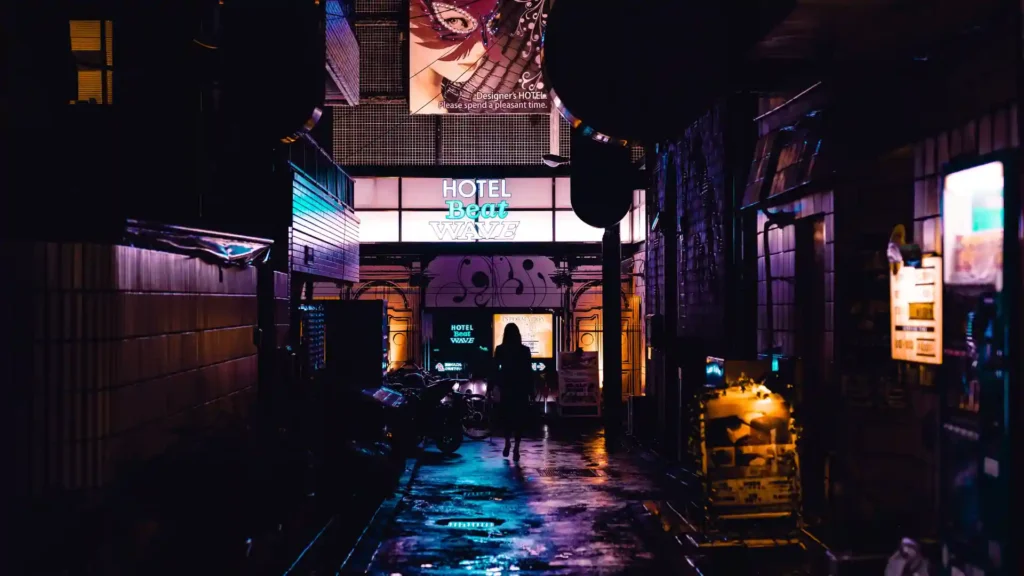 Neon beleuchtetes Love Hotel bei Nacht als Inspiration zum Erotikhotel einrichten