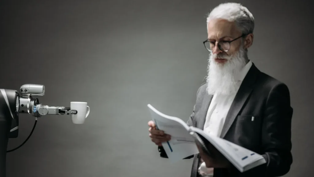 Roboterarm reicht einem Mann eine Tasse, während er ein Dokument prüft, als Symbol für KI-Texte im Adult-Marketing